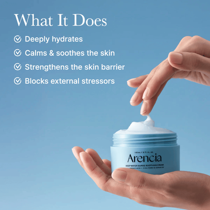 Aplicação de Arencia Deep Water Surge Soothing Cream – creme gel leve com ácido hialurônico e ceramidas que é rapidamente absorvido sem sensação pegajosa.