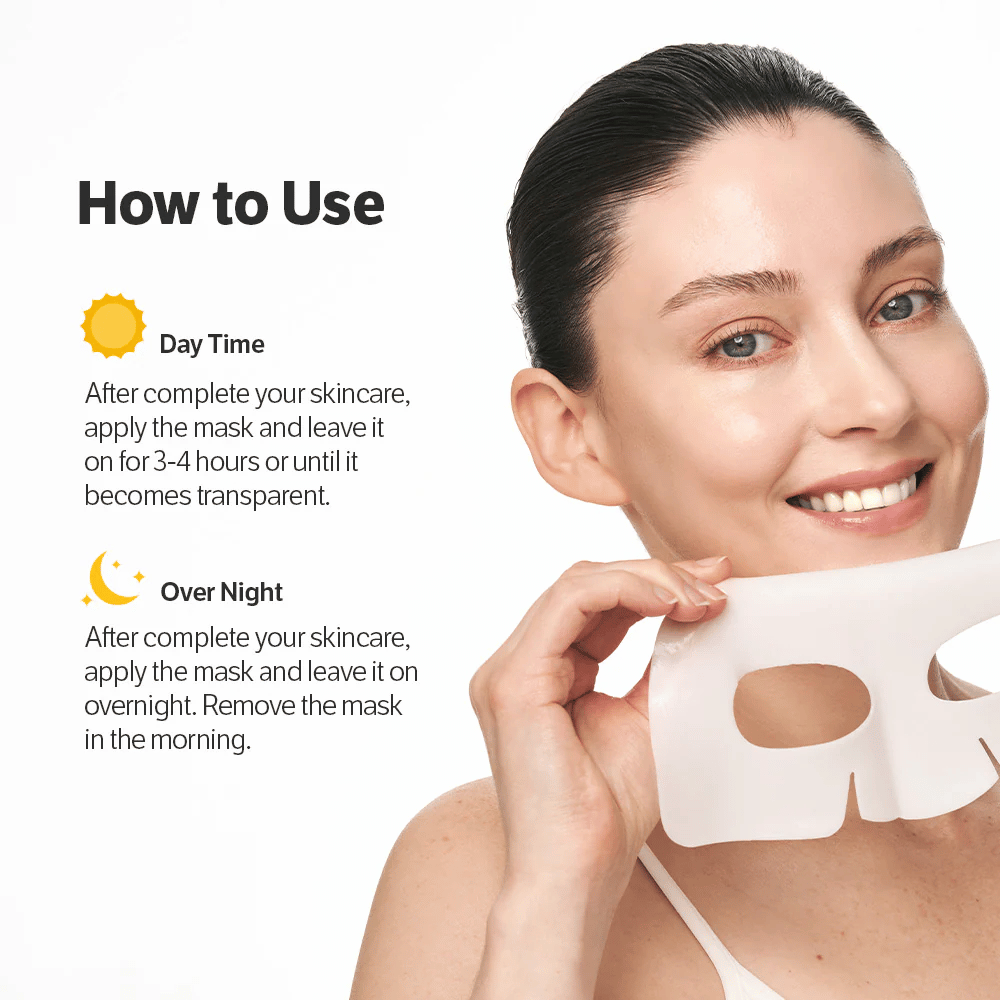 Mulher segurando Sungboon Editor Deep Collagen Power Boosting Mask com instruções para uso diurno e noturno.