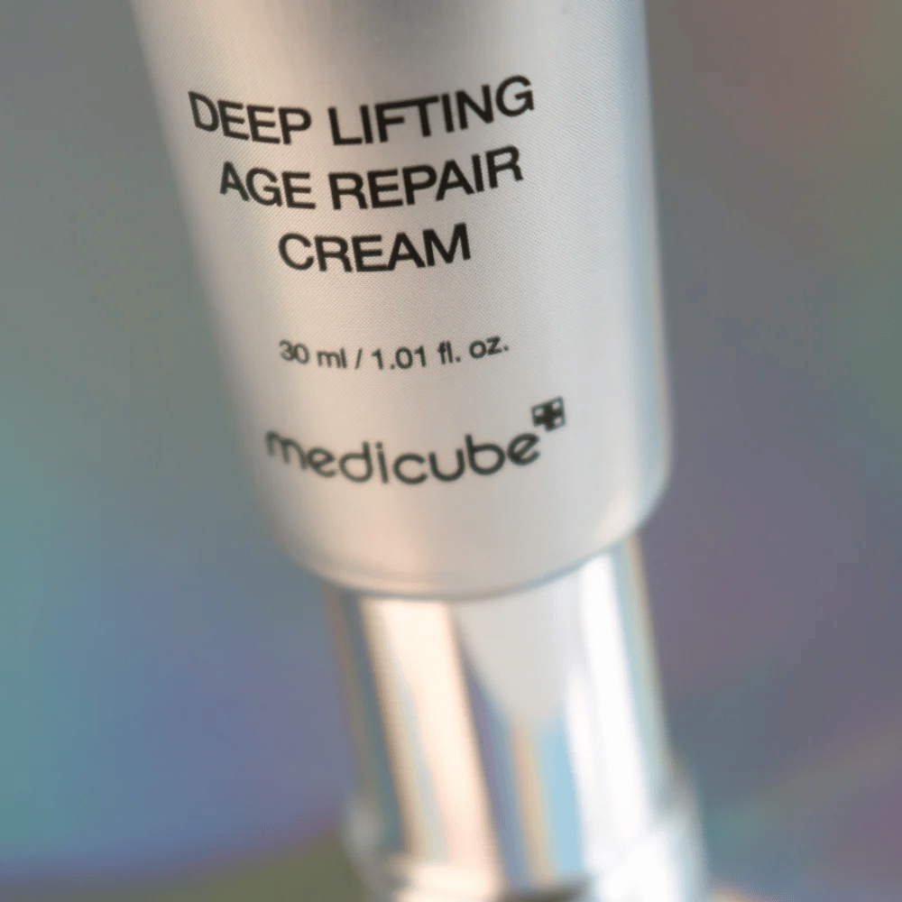 Close-up de Medicube Deep Lifting Age Repair Cream em embalagem prateada, 30 ml.