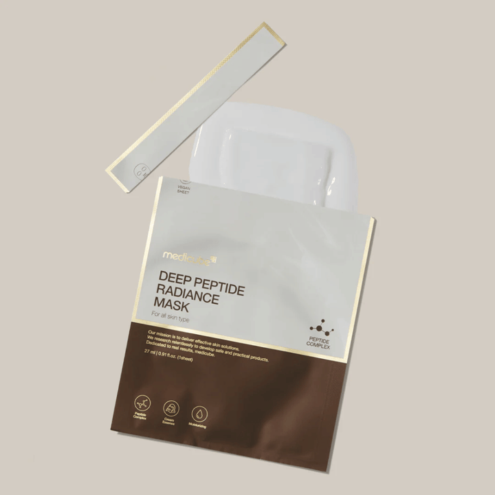 Medicube Deep Peptide Radiance Mask em embalagem aberta com Sheet mask visível, apresentação líquida em fundo neutro.
