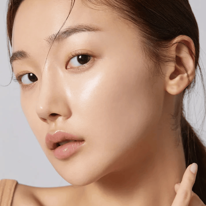 Close-up de modelo com pele clara, hidratada e brilho natural após o uso de Sheet mask coreano.