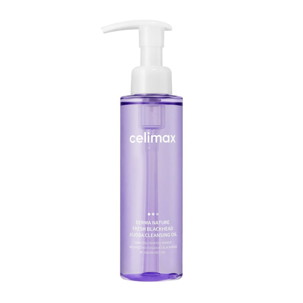 Frasco de Celimax Derma Nature Fresh Blackhead Jojoba Cleansing Oil em embalagem transparente roxa com bomba branca, sobre fundo branco.