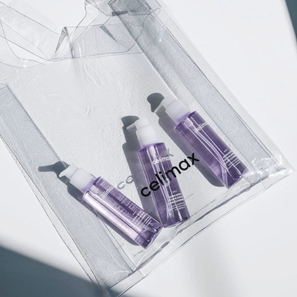 Três frascos de Celimax Derma Nature Fresh Blackhead Jojoba Cleansing Oil em embalagem roxa, colocados em um saco transparente com o logotipo 'celimax'.