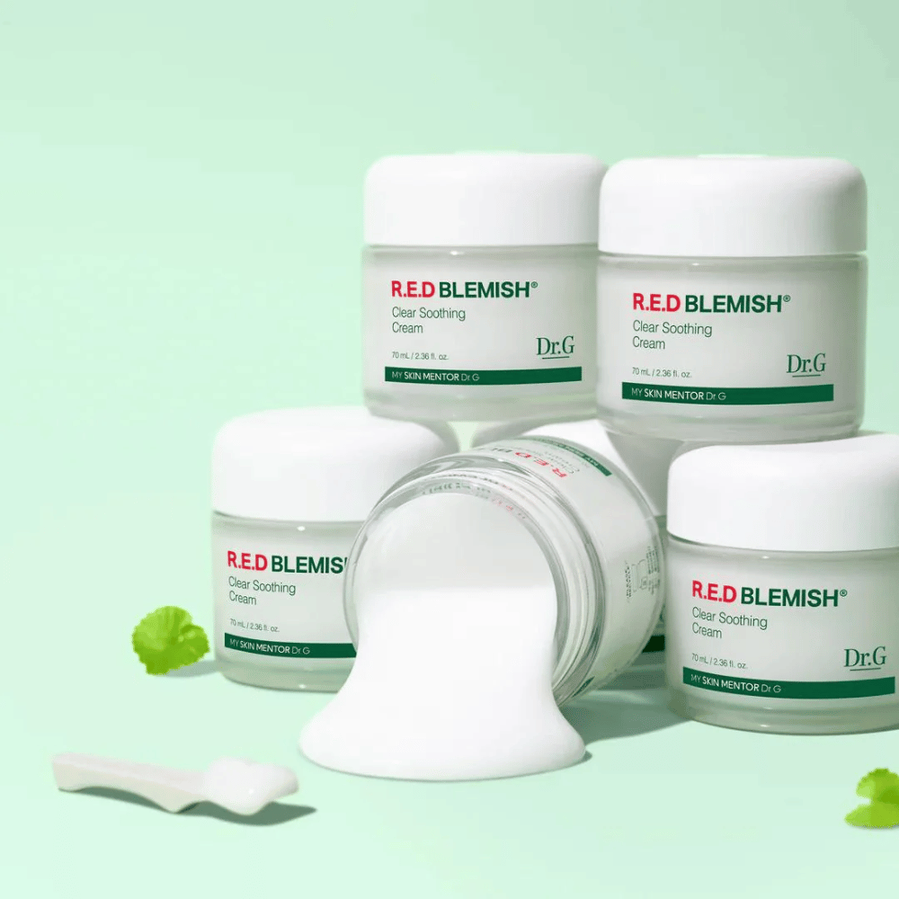 Dr.G R.E.D Blemish Clear Soothing Cream oferece hidratação intensa e alívio para a pele sensível. A fórmula com Centella Asiatica e ácido hialurônico fortalece a barreira da pele e reduz a irritação. Perfeito para uso diário para um tom de pele equilibrado e claro.
