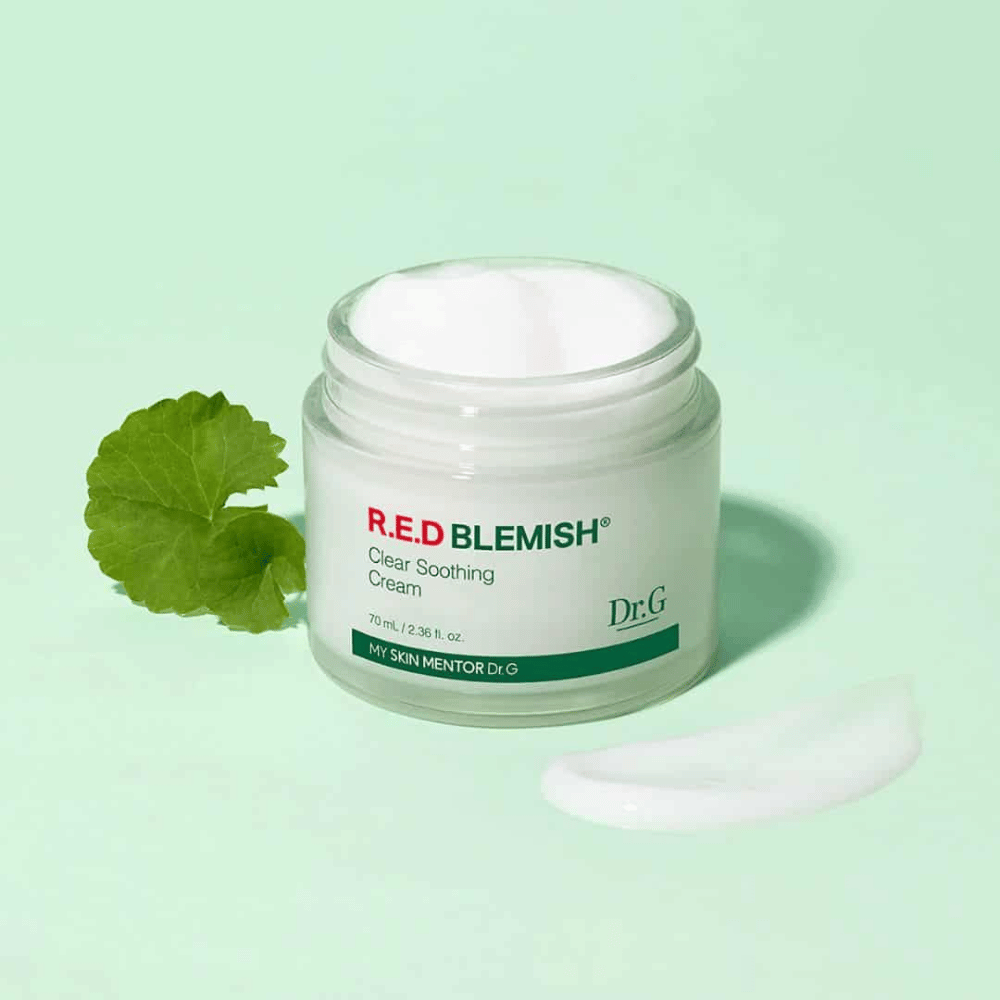 Dr.G R.E.D Blemish Clear Soothing Cream acalma e hidrata a pele sensível. Enriquecido com Centella Asiatica e ácido hialurônico, fortalece a barreira da pele e reduz a vermelhidão. Perfeito para cuidados diários para uma pele equilibrada e clara.
