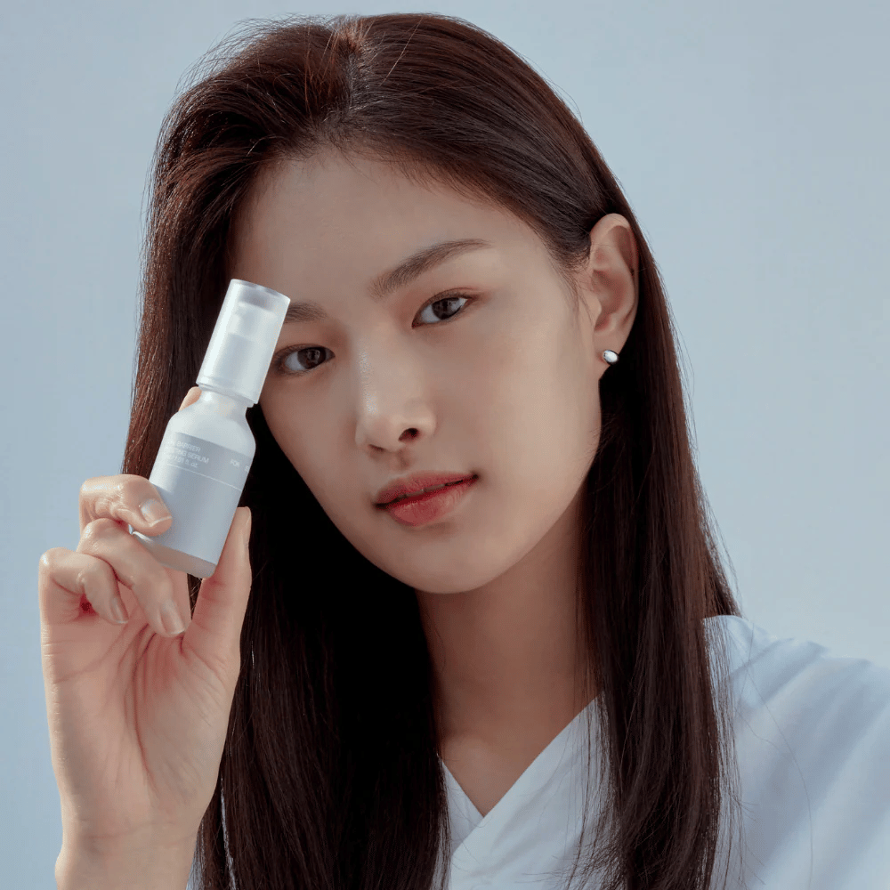 Modelo segura Celimax Dual Barrier Boosting Serum, cuidado coreano da pele que fortalece a barreira da pele e acalma a pele sensível.