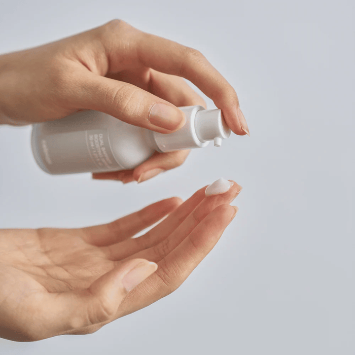 Celimax Dual Barrier Boosting Serum bombeado na mão, textura de sérum leve para cuidados diários da pele e reparação da barreira.