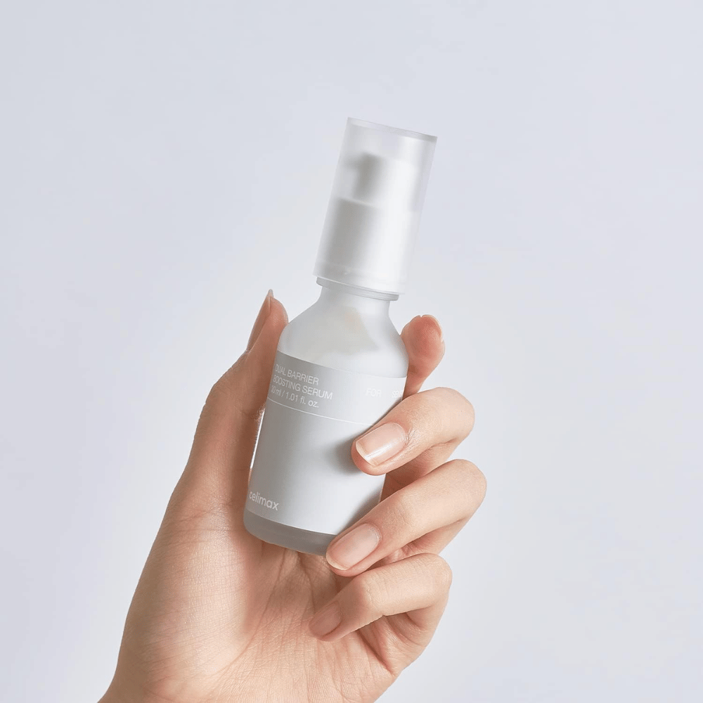 Celimax Dual Barrier Boosting Serum na mão, embalagem minimalista que mostra sérum coreano fortalecedor de barreira para pele sensível.