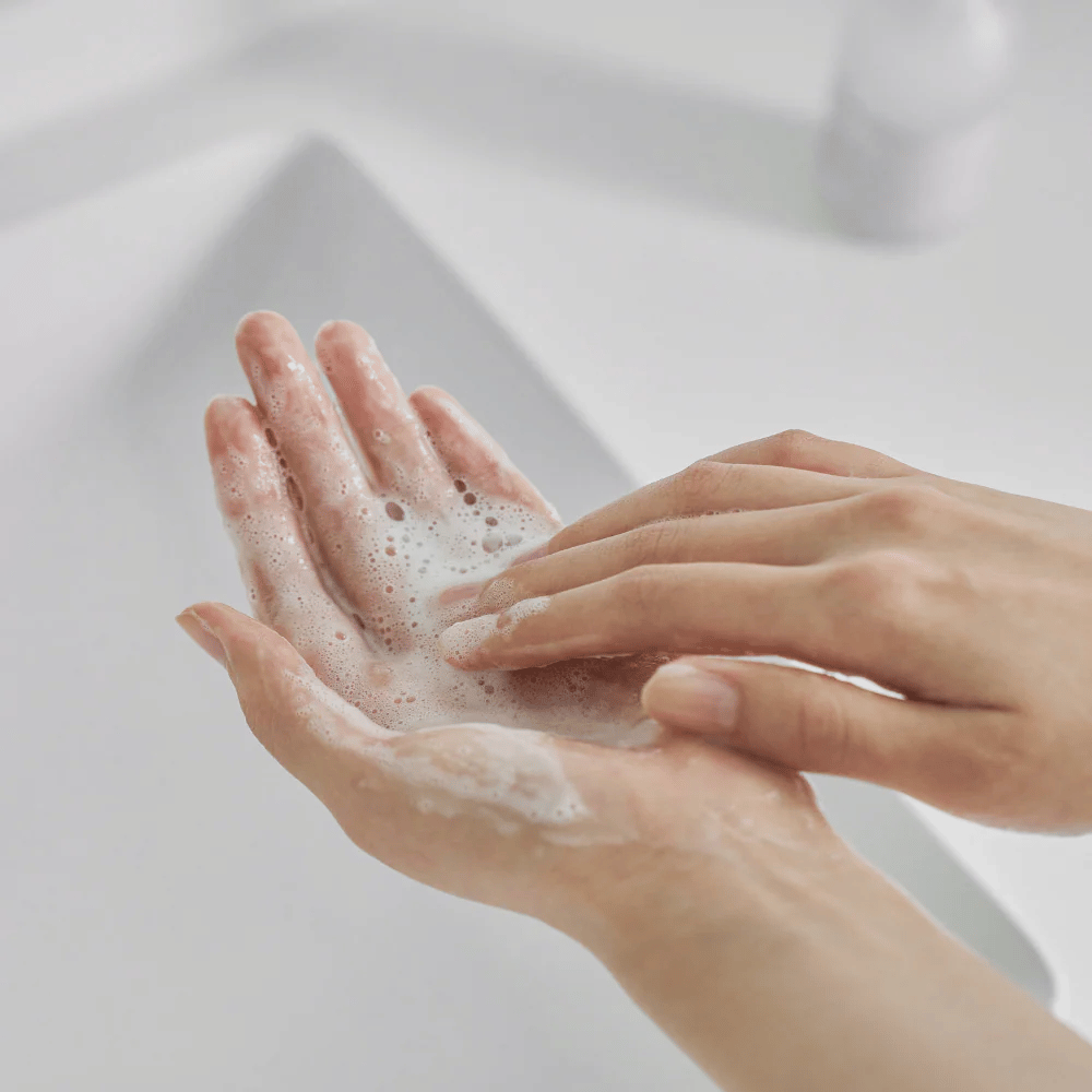 Gel de limpeza suave que espuma nas mãos – limpeza facial suave que limpa a pele eficazmente sem ressecar, perfeito para pele sensível e com barreira fragilizada.