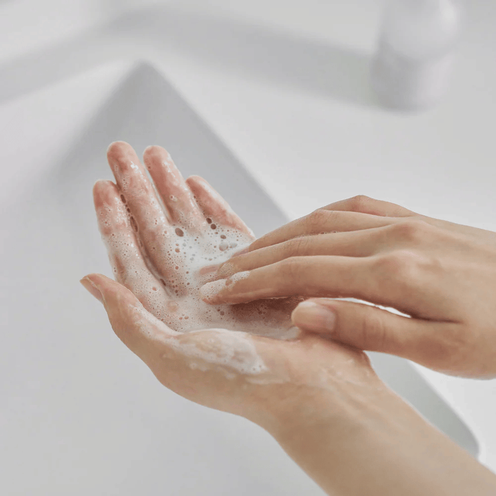 Gel de limpeza suave que espuma nas mãos – limpeza facial suave que limpa a pele eficazmente sem ressecar, perfeito para pele sensível e com barreira fragilizada.
