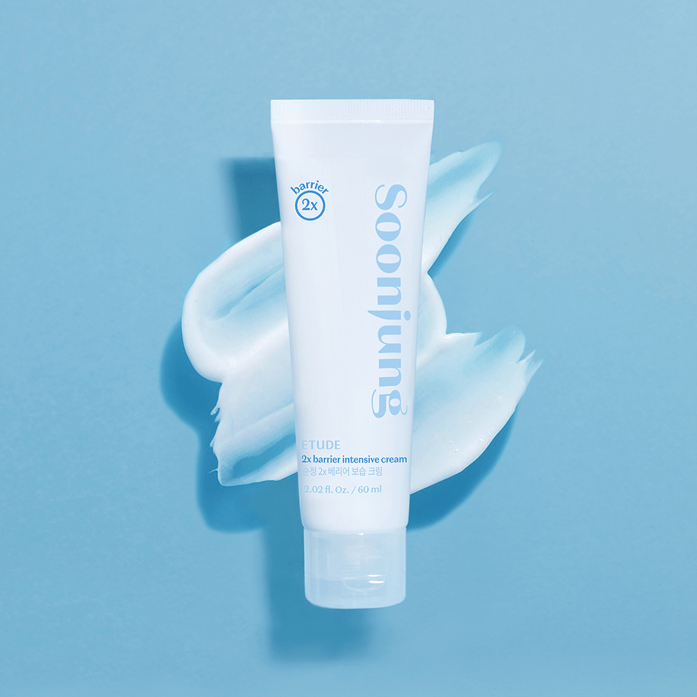 Um tubo de creme branco que repara danos na pele e hidrata a pele, mais especificamente ETUDE Soon Jung 2x Barrier Intensive Cream 60ml, em fundo azul.