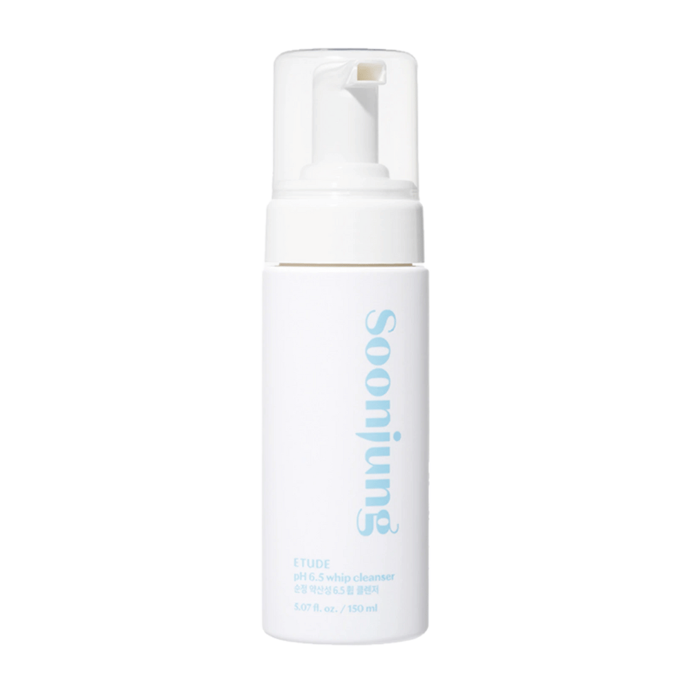 Um frasco de bomba branco com o texto "Soon Jung pH 6.5 Whip Cleanser" de ETUDE, contém 5.07 oz. / 150 ml. O design é simples e moderno com um fundo branco limpo.
