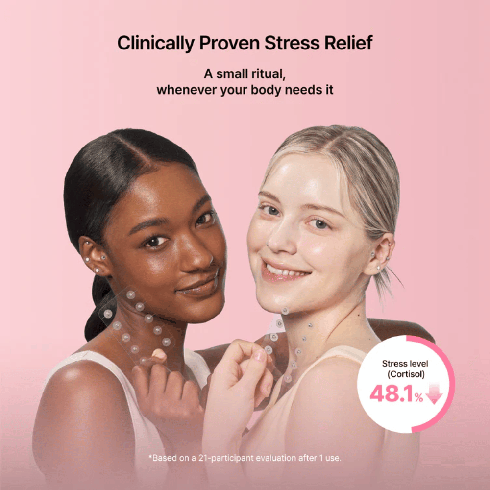 Duas modelos mostram a utilização de RETURNITY Ear Therapy Acupressure Patch. A imagem destaca resultados avaliados clinicamente relacionados com a redução do stress e o bem-estar.