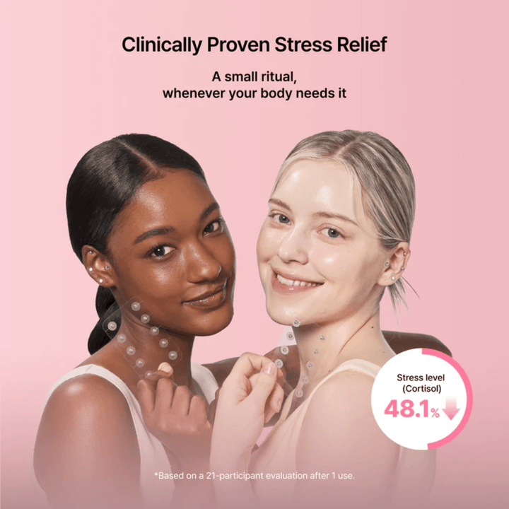 Duas modelos mostram a utilização de RETURNITY Ear Therapy Acupressure Patch. A imagem destaca resultados avaliados clinicamente relacionados com a redução do stress e o bem-estar.