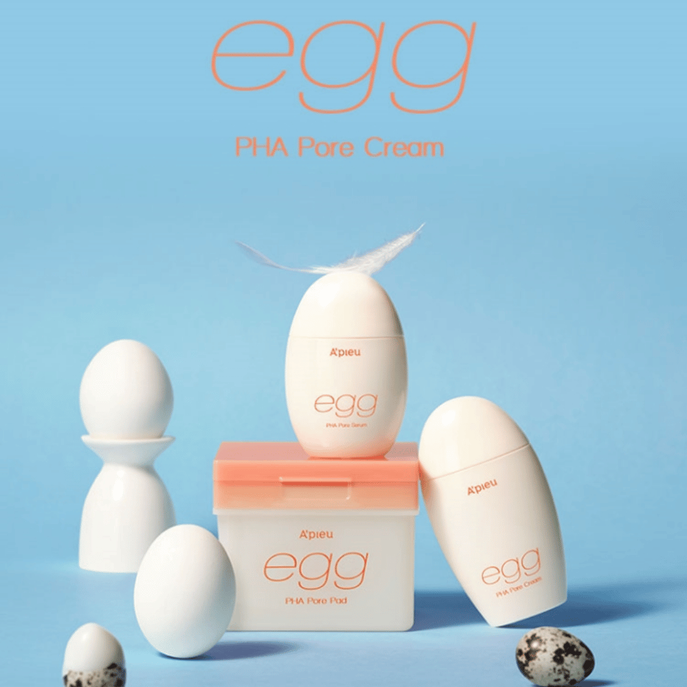 A'pieu Egg PHA Pore-serie – produtos em forma de ovo como sérum, creme e discos, elegantemente dispostos sobre fundo azul com ovos e penas que simbolizam cuidados de pele suaves.