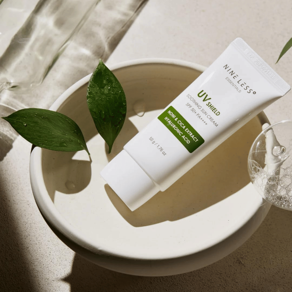 NINE LESS Essentials UV Shield Soothing Sun Cream SPF 50+ PA++++ com extratos calmantes de noni e cica, bem como ácido hialurónico, para proteção solar diária e hidratação.