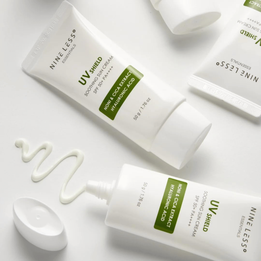 NINE LESS Essentials UV Shield Soothing Sun Cream SPF 50+ PA++++ com noni, cica e ácido hialurónico que hidrata e protege a pele contra os raios UVA e UVB.