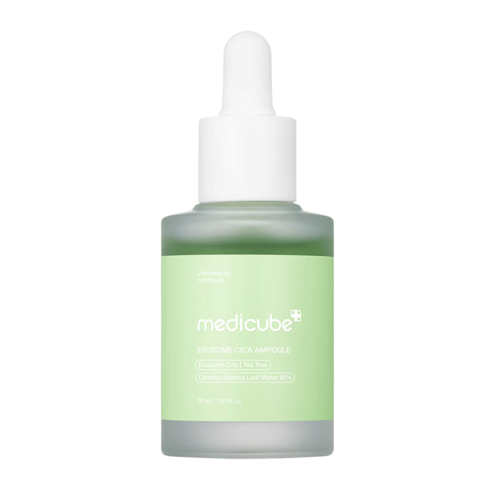 Close-up de Medicube Exosome Cica Ampoule em vidro fosco com rótulo verde e tampa de conta-gotas.