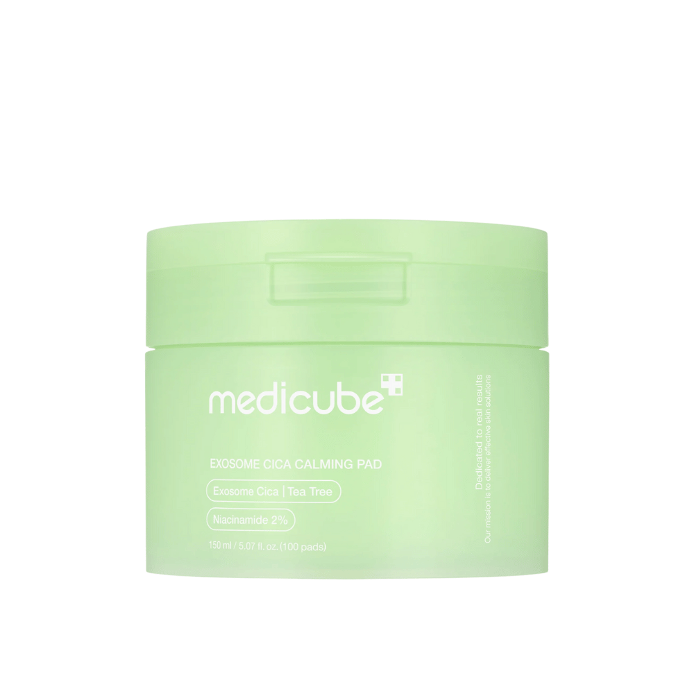 Close-up de Medicube Exosome Cica Calming Pads em um pote verde claro, 150 ml/100 pads para cuidados com a pele calmantes e hidratantes.