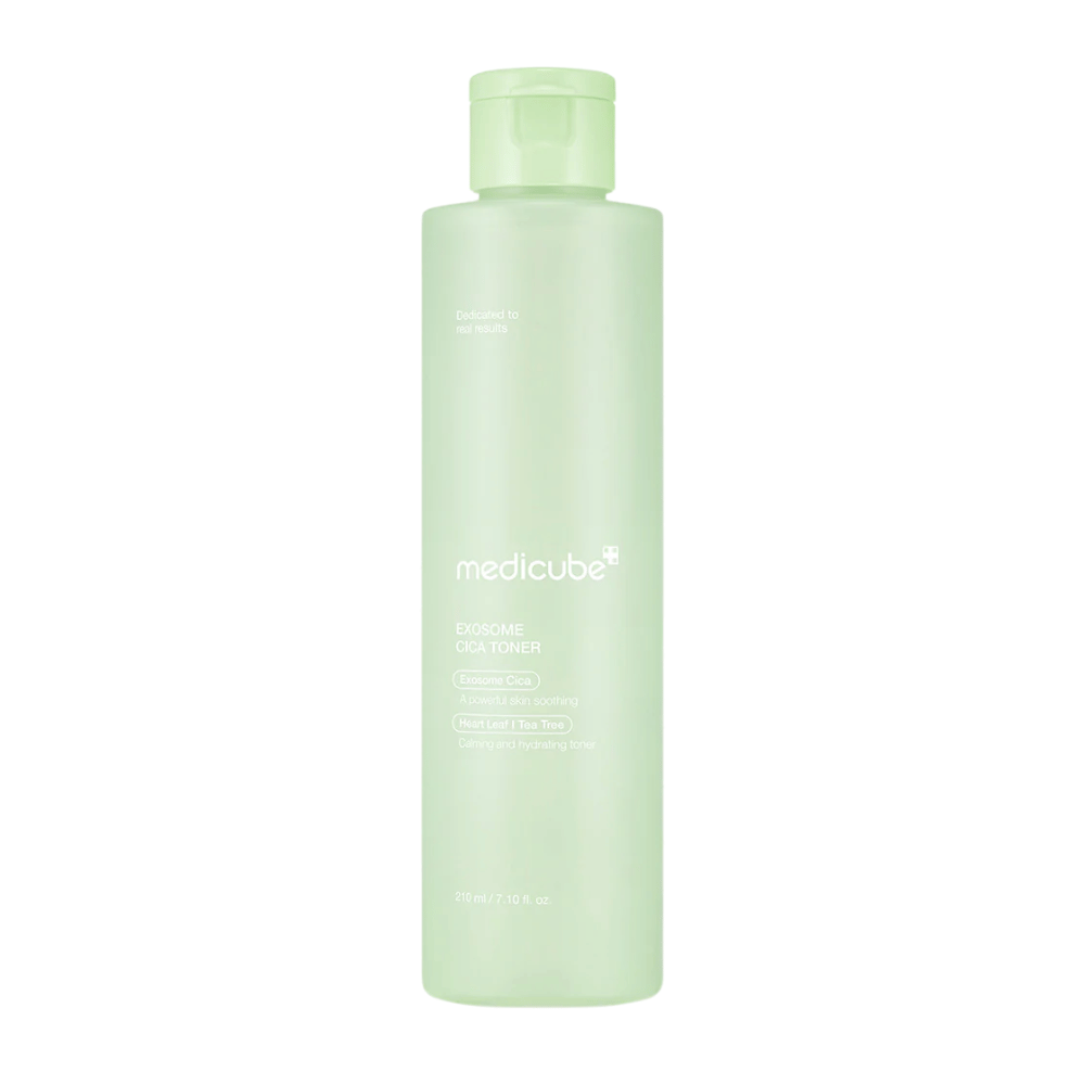 Close-up de Medicube Exosome Cica Toner em garrafa verde-clara, tonificante calmante e hidratante para pele sensível.