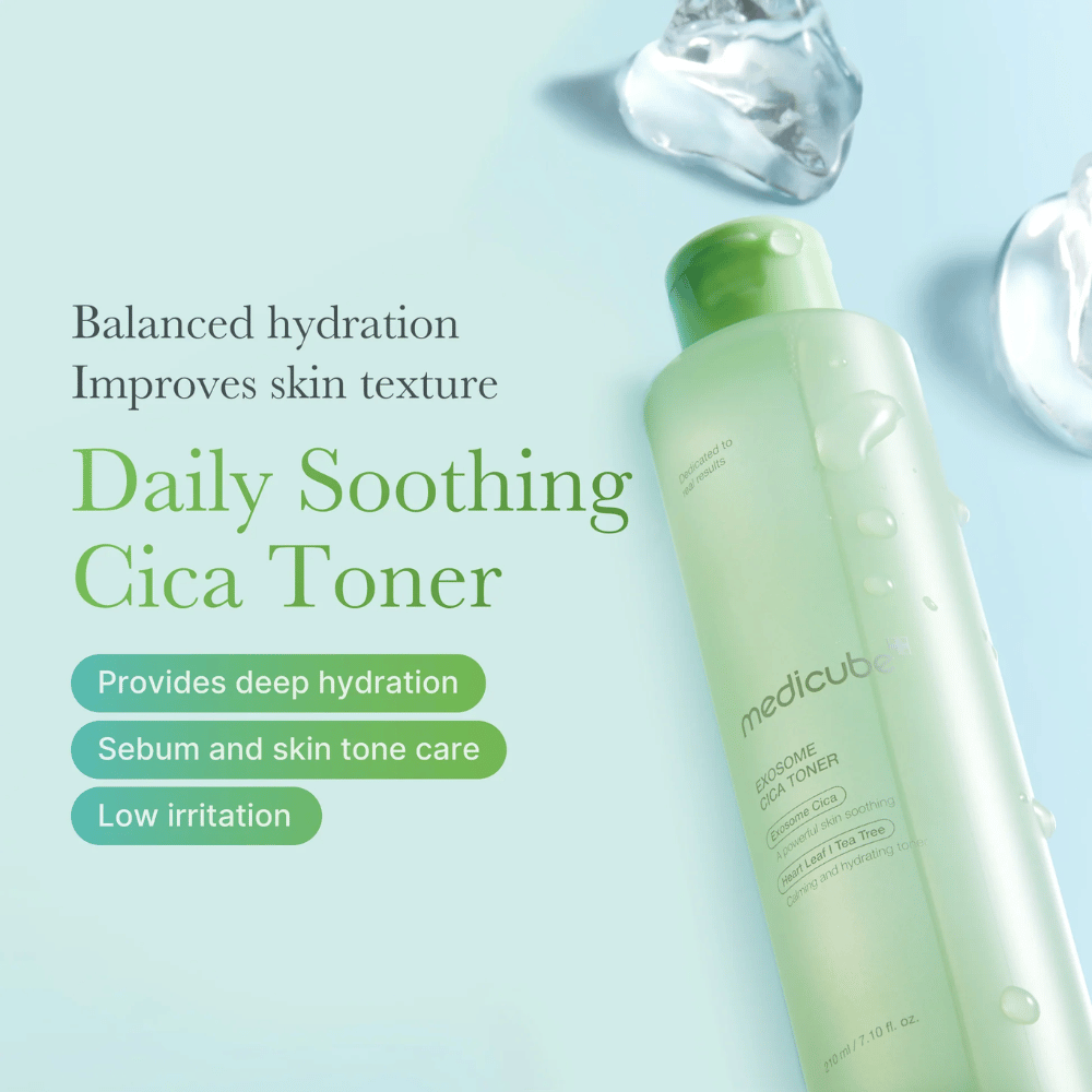 Medicube Exosome Cica Toner ao lado de cubos de gelo, promovido com Vantagens: hidratação profunda, controle de sebo e baixa irritação.