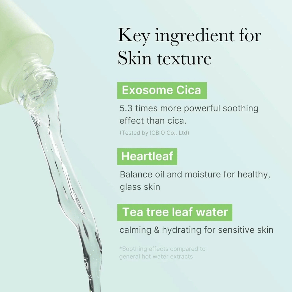 Close-up de garrafa sendo segurada, destacando ingredientes em Medicube Exosome Cica Toner: Exosome Cica, Heartleaf e Tea Tree Leaf Water para equilíbrio da pele e efeito calmante.