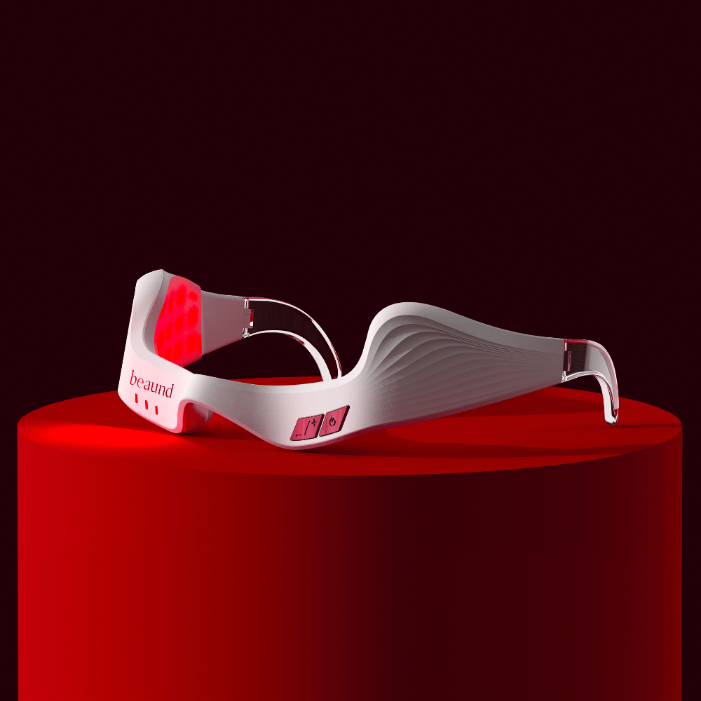 Imagem de produto que mostra Beaund Eye Rejuv com iluminação LED vermelha ativa, colocada sobre um pódio para uma sensação exclusiva e inovadora.