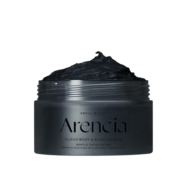 Arencia Cloud Body & Scalp Scrub com textura exfoliante preta em pote aberto, esfoliante corporal e de couro cabeludo que esfolia e limpa suavemente.