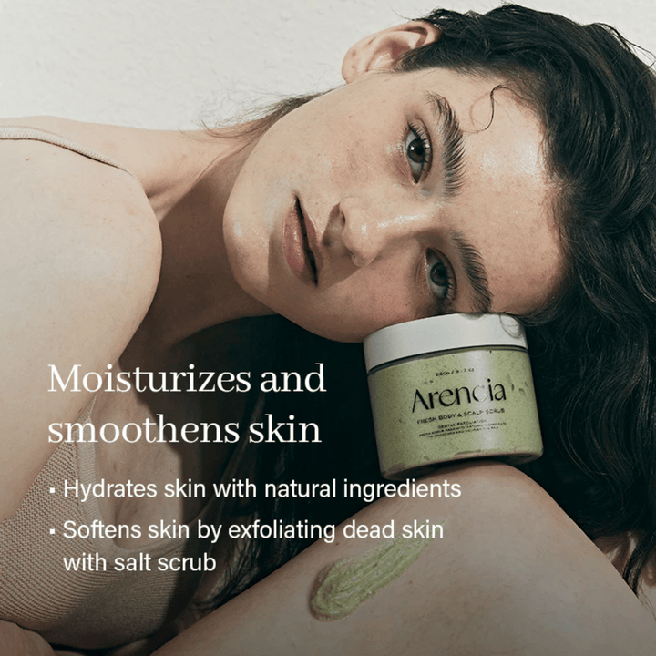 Modelo descansando contra Arencia esfoliante corporal, body scrub hidratante que suaviza a pele e remove células mortas.