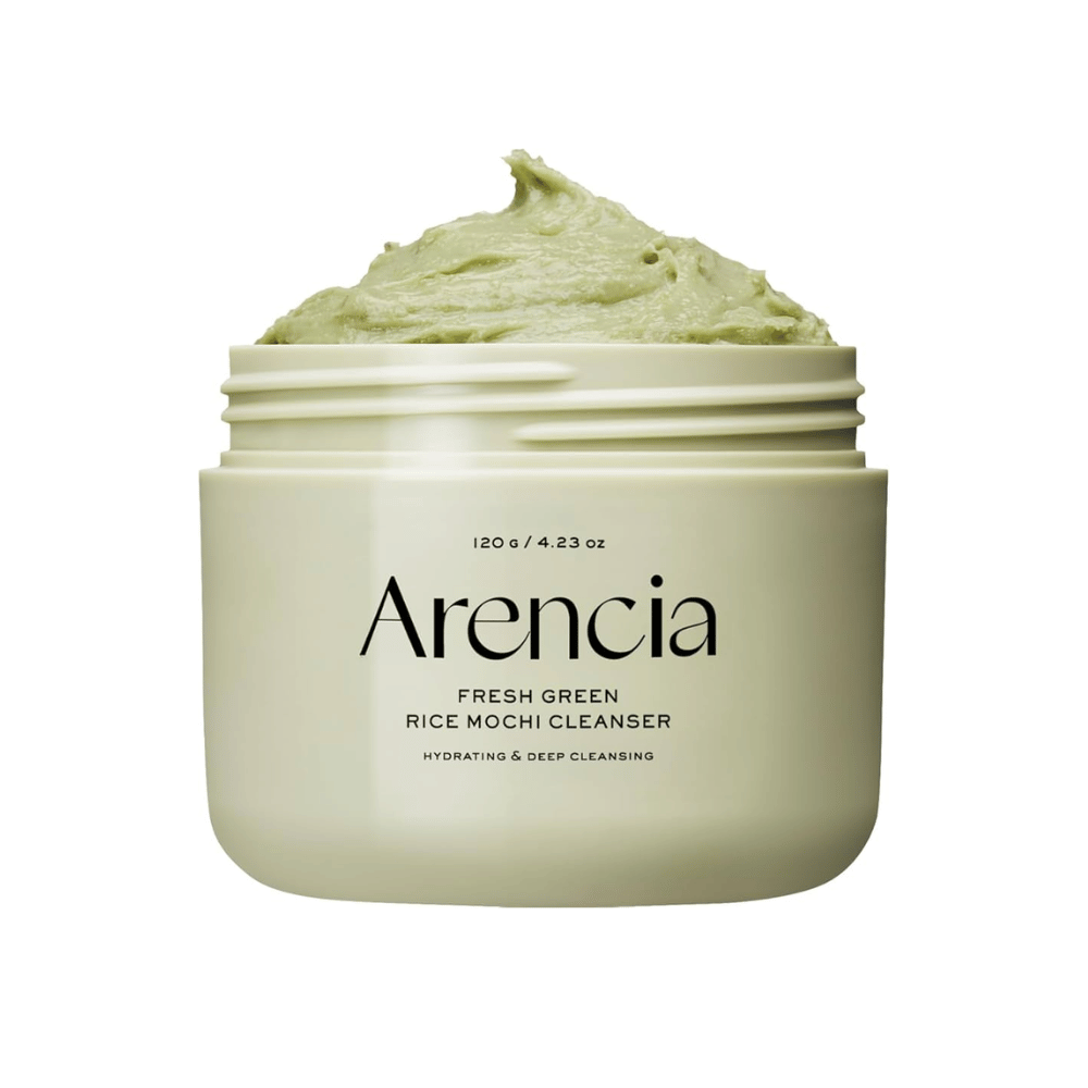 Frasco aberto com Arencia Fresh Green Rice Mochi Cleanser 120g, uma limpeza cremosa verde com o texto "Hidratante & Limpeza Profunda" na embalagem.