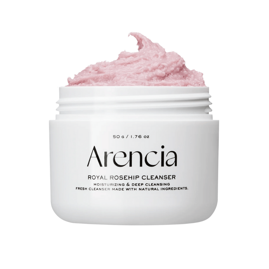 Närbild på en vit burk med Arencia Royal Rosehip Cleanser, fylld med rosa rengöringskräm med vispad, mochi-liknande textur. Text på burken visar att produkten återfuktar och rengör på djupet.
