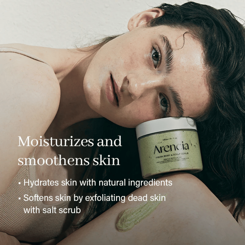 Modelo descansando com Arencia Fresh Cloud Body & Scalp Scrub. Esfoliante corporal hidratante que suaviza a pele, esfolia suavemente e fortalece o equilíbrio natural da pele.