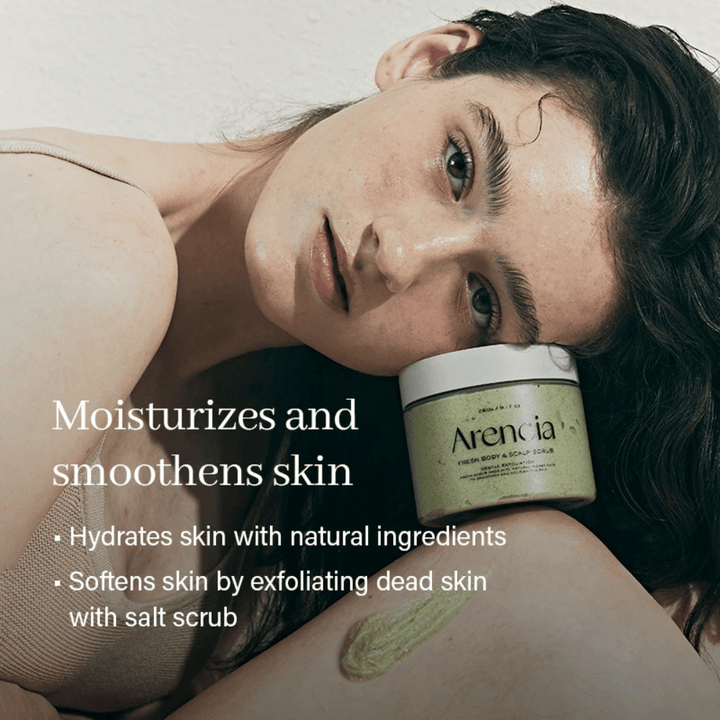 Modelo descansando com Arencia Fresh Cloud Body & Scalp Scrub. Esfoliante corporal hidratante que suaviza a pele, esfolia suavemente e fortalece o equilíbrio natural da pele.