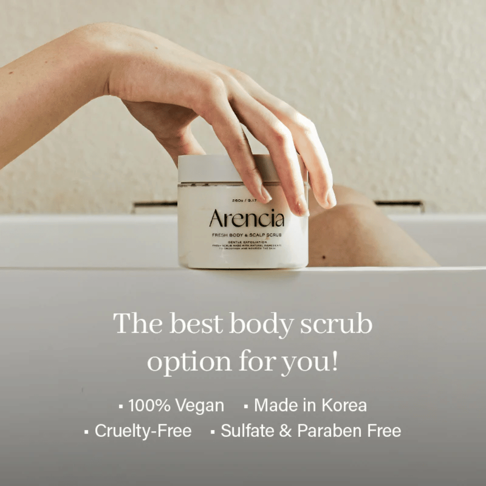 Arencia Fresh Cloud Body & Scalp Scrub colocado junto à banheira. Esfoliante corporal vegano que esfolia suavemente, hidrata a pele e deixa uma sensação de frescor e suavidade.