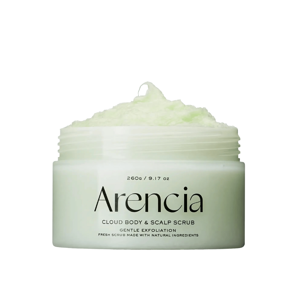 Arencia Fresh Cloud Body & Scalp Scrub em pote aberto sobre fundo branco. Esfoliante corporal cremoso que esfolia suavemente, hidrata a pele e proporciona uma sensação suave e fresca.