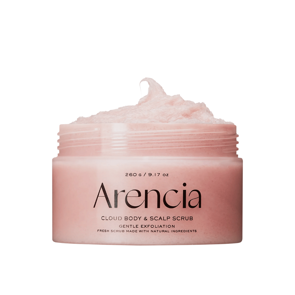 Arencia Fresh Cloud Scrub Lavender & Pear em pote aberto sobre fundo branco. Esfoliante corporal e de couro cabeludo cremoso que esfolia suavemente e deixa a pele macia e hidratada.