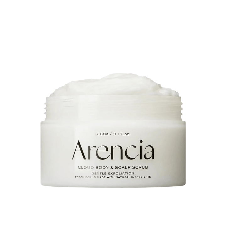 Arencia Fresh Cloud Scrub White Tea & Neroli em pote aberto sobre fundo branco. Esfoliante corporal e de couro cabeludo cremoso que esfolia suavemente e proporciona pele macia e hidratada.
