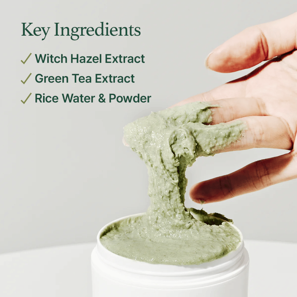 Uma mão levanta Arencia Fresh Green Rice Mochi Cleanser de um frasco. O creme verde e viscoso se estende entre os dedos. O texto lista ingredientes: Hamamélis, Chá Verde, Água & Pó de Arroz.