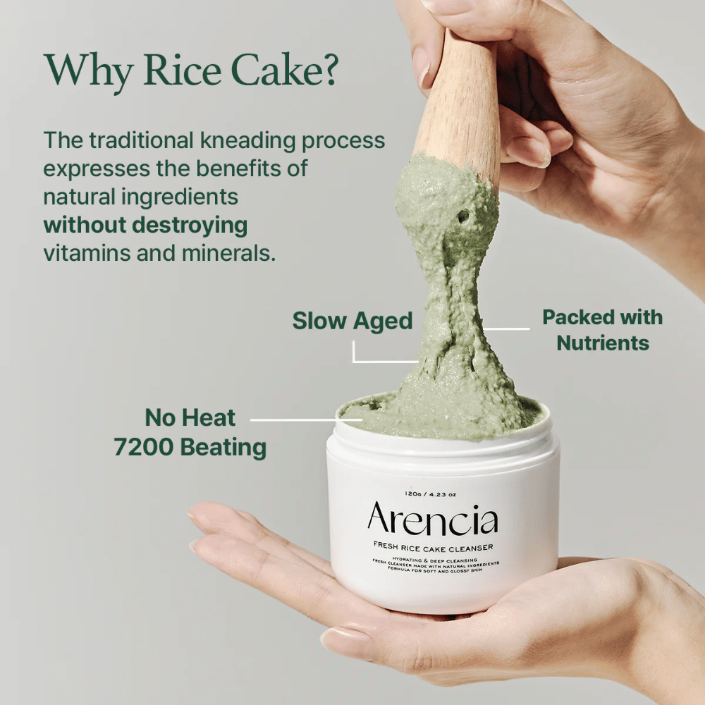Arencia Fresh Rice Cake Cleanser em frasco levantado com uma espátula, mostrando textura verde e pegajosa. Texto na imagem explica benefícios como "Envelhecimento Lento", "Cheio de Nutrientes" e "Sem Calor 7200 Batidas".