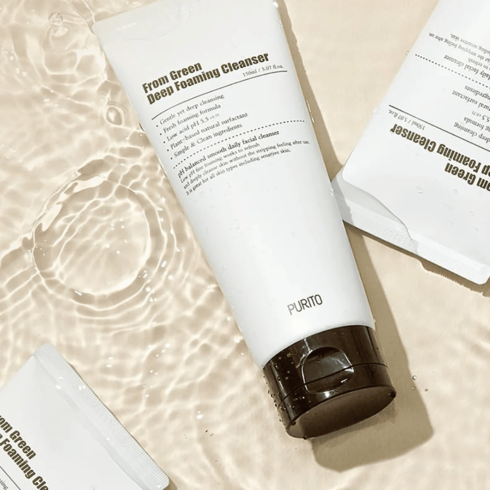 Purito From Green Deep Foaming Cleanser é uma limpeza suave mas eficaz com um valor de pH de 5.5 que limpa profundamente sem irritar a pele. Ele espuma facilmente e deixa a pele limpa, hidratada e macia, tornando-o perfeito para uso diário.