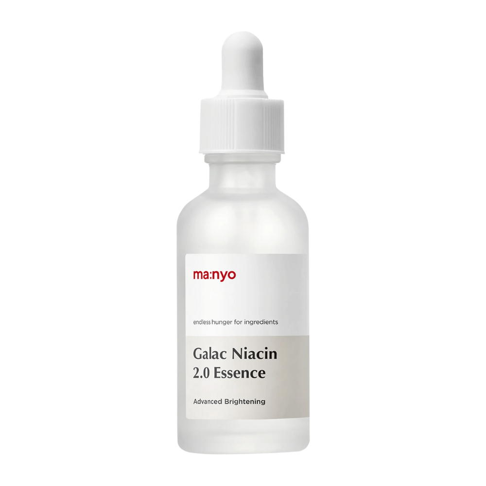 Close-up de Ma:nyo Galac Niacin 2.0 Essence – fórmula avançada e atualizada que hidrata, ilumina e melhora a elasticidade da pele.