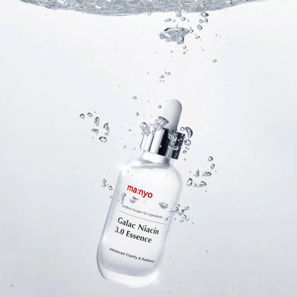 Ma:nyo Galac Niacin 3.0 Essence debaixo d'água – símbolo de sua fórmula hidratante e fresca que restaura o equilíbrio e o brilho da pele.