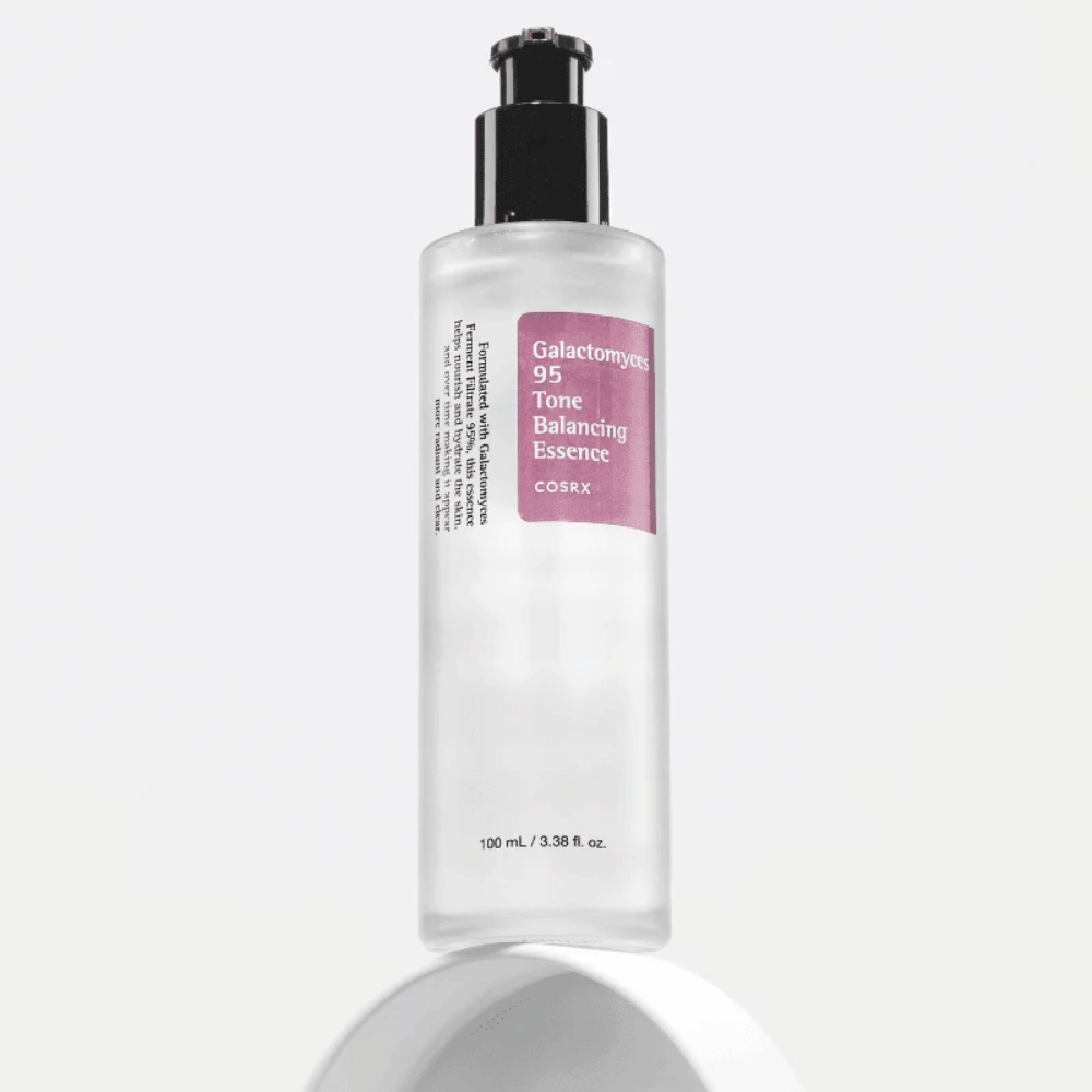 Frasco com COSRX Galactomyces 95 Tone Balancing Essence em pé sobre fundo branco. A essência hidrata e fortalece a barreira da pele com 95% de filtrado fermentado.