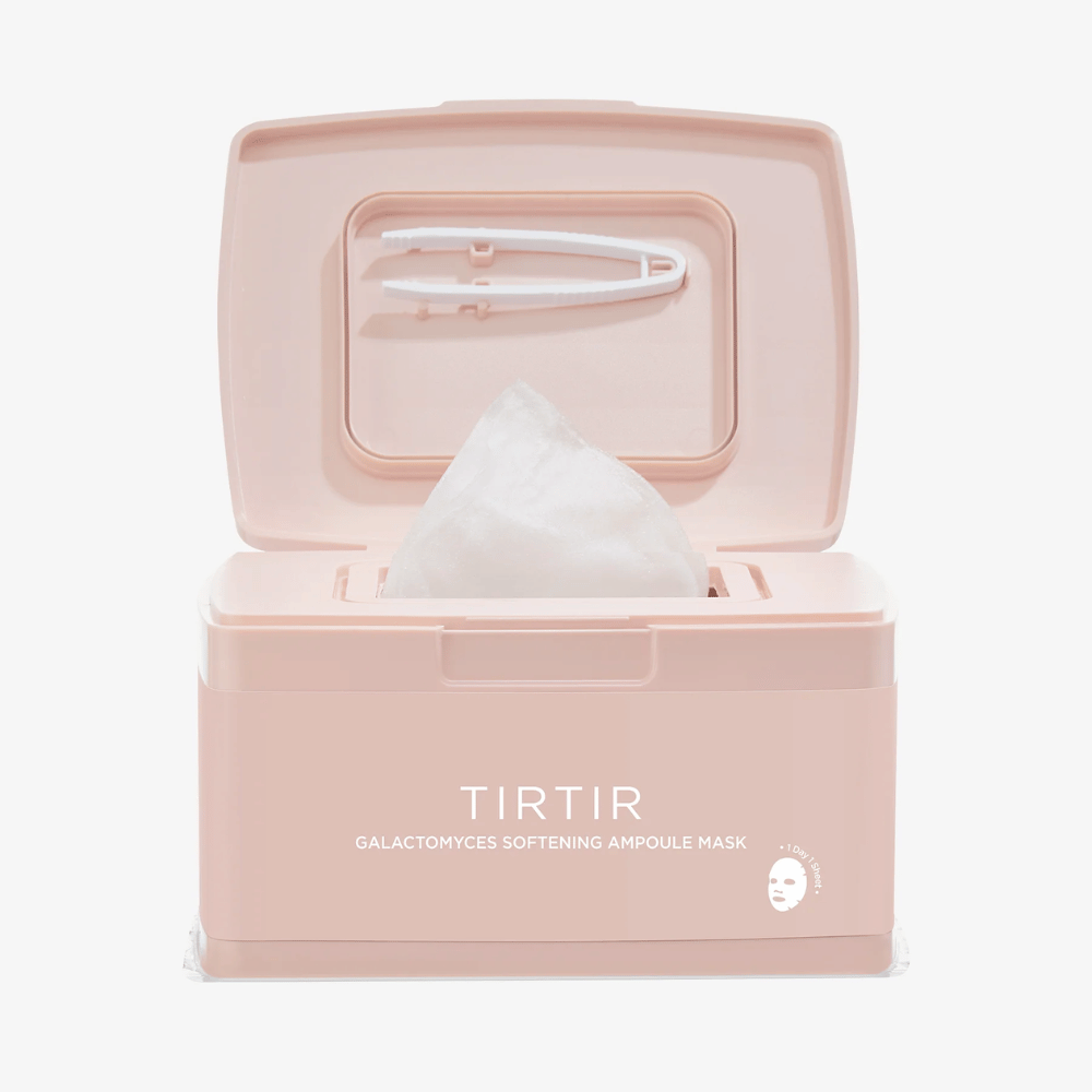 Embalagem rosa com tampa aberta mostrando um Sheet mask elevado e uma pinça incluída presa no interior da tampa, marcada com o texto "TIRTIR MÁSCARA AMPOLA AMACIANTE DE GALACTOMYCES".