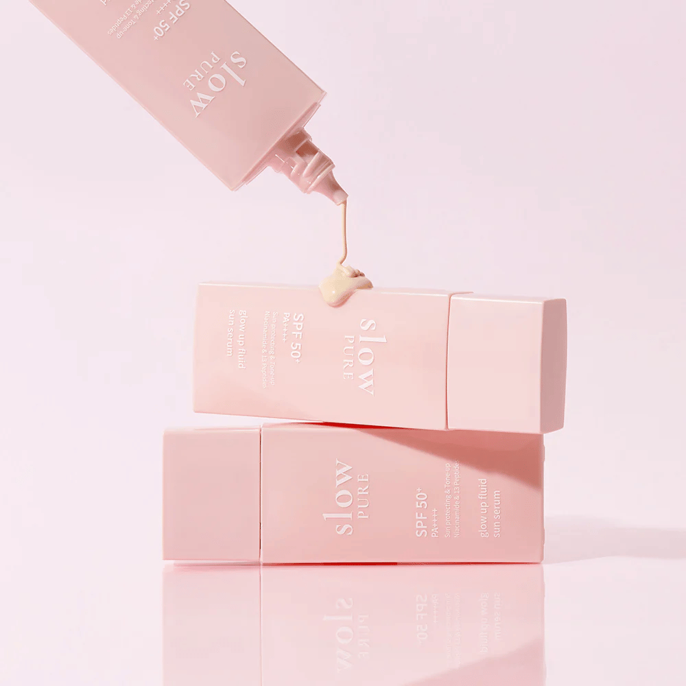 Slow Pure Glow Up Fluid Sun Serum com creme pressionado da garrafa, mostra consistência leve e nutritiva.