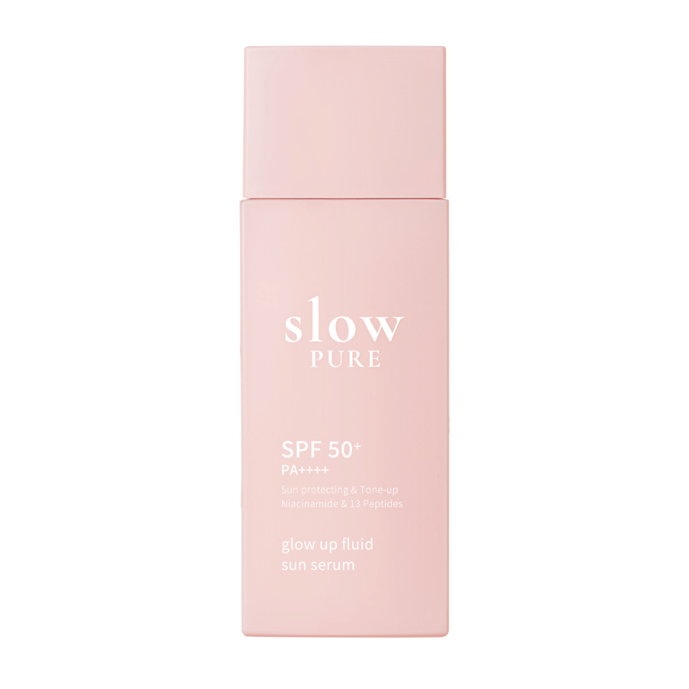 Slow Pure Glow Up Fluid Sun Serum SPF 50+ PA++++ em garrafa rosa com fórmula protetora solar e iluminadora.