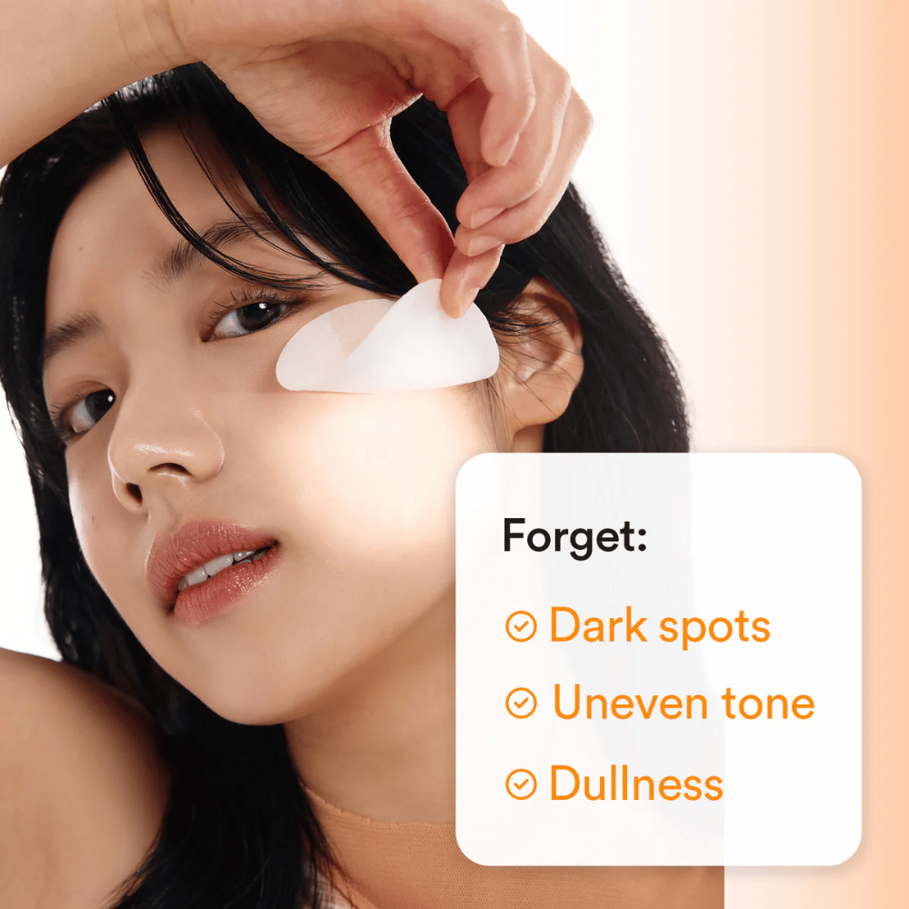 Mulher aplica uma toner pad debaixo do olho para combater manchas escuras e pele baça.