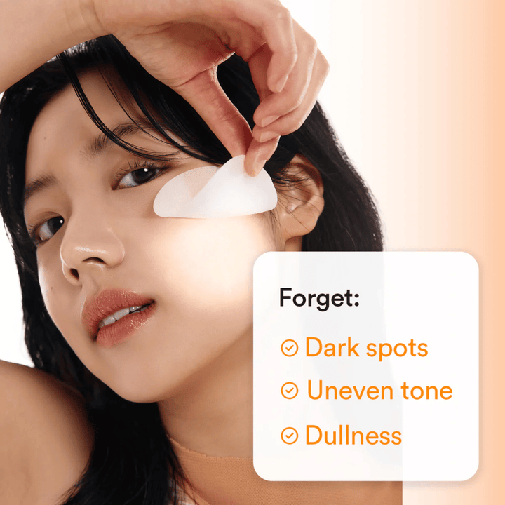 Mulher aplica uma toner pad debaixo do olho para combater manchas escuras e pele baça.