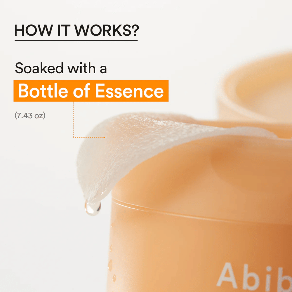 Close-up de uma toner pad hidratante embebida em essência de Abib Glutathiosome Dark Spot Pad Vita Touch.