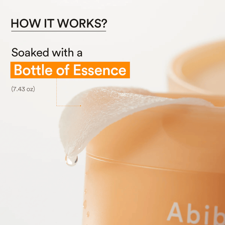 Close-up de uma toner pad hidratante embebida em essência de Abib Glutathiosome Dark Spot Pad Vita Touch.